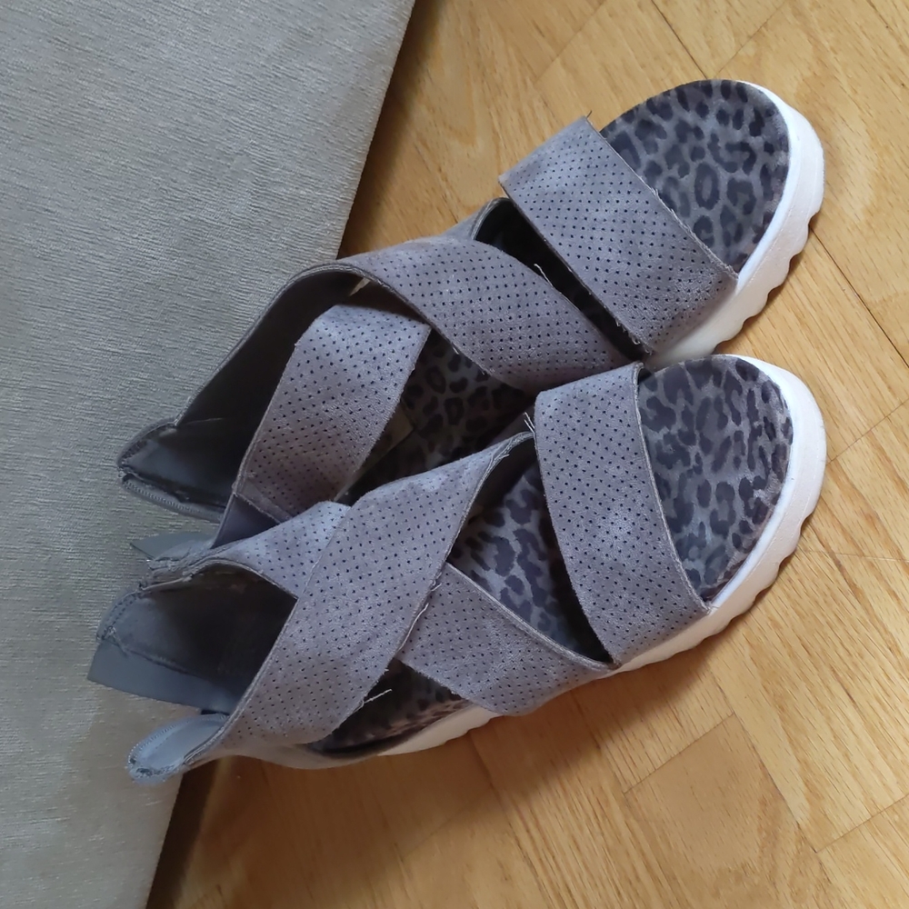 Very G size 9 wedge sandals